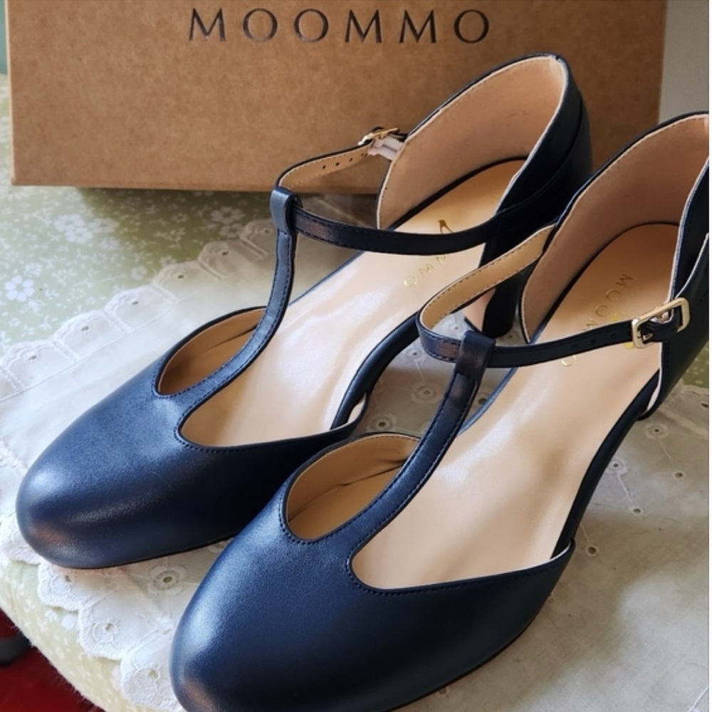 Beautiful navy heels